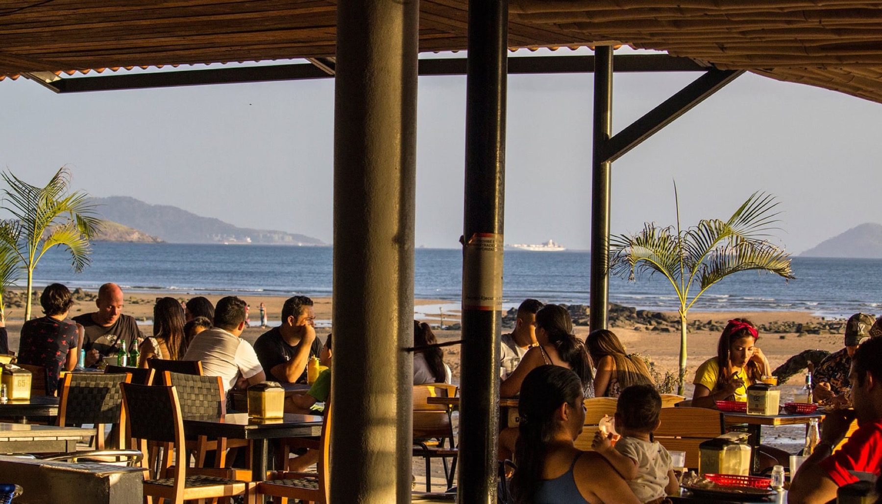 Familias disfrutando el salón de Karimar frente al mar